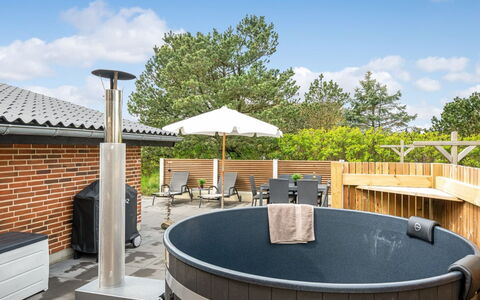 Dirtje - 200M from the Sea: Samengesteld Materiaal, Buitenmeubels, Loodgieterswerkinrichting, Zwembad, Schaduw, Jacuzzi, Dek, Bad, Beits
