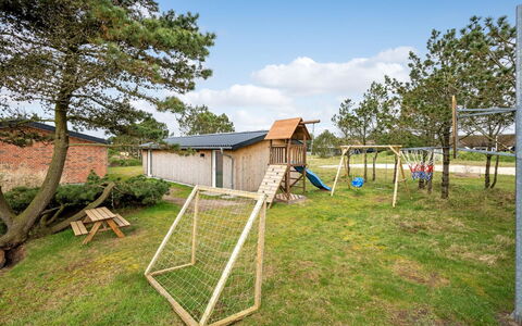 Dirtje - 200M from the Sea: Land Lot, Backyard, Dia Van De Speelplaats, Gazon, Tuin, Verblijf, Speeltoestel, Garden Gebouwen, Schuur, Werf