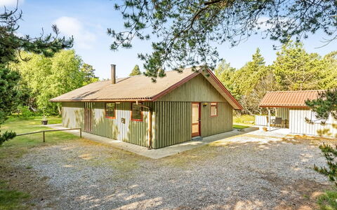 Yngvy - 1.3Km from the Sea: Meubilair, Interieur Ontwerp, Flooring, Verdieping, Plafond, Kamer, Stoel, Tafel, Appartement, Keuken En Eettafel
