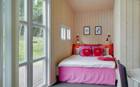 Akkar - 1.8Km from the Sea: Hout, Interieur Ontwerp, Flooring, Verdieping, Slaapkamer, Huis, Kamer, Plafond, Bed, Hoofdkussen