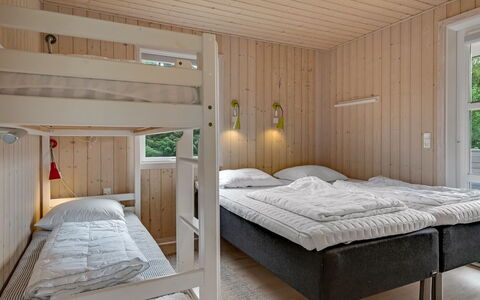 Akkar - 1.8Km from the Sea: Slaapkamer, Hout, Bed, Interieur Ontwerp, Plafond, Bedding, Verdieping, Stapelbed, Laken, Bed Frame