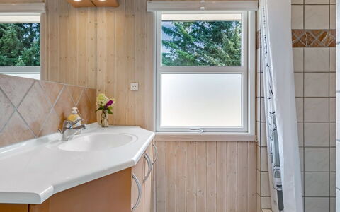 Akkar - 1.8Km from the Sea: Loodgieterswerkinrichting, Interieur Ontwerp, Flooring, Hout, Badkamer, Verdieping, Wastafel, Kraan, Plafond, Wastafel In De Badkamer