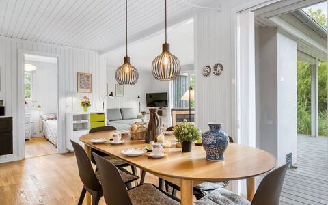 Atla - 2.5Km from the Sea: Interieur Ontwerp, Meubilair, Lichte Inrichting, Flooring, Hout, Kroonluchter, Plafond, Eetkamer, Keuken En Eettafel, Verdieping