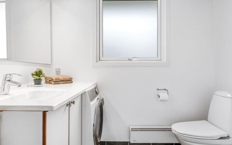 Atla - 2.5Km from the Sea: Interieur Ontwerp, Flooring, Loodgieterswerkinrichting, Verdieping, Badkamer, Plafond, Wastafel, Kraan, Verlichting, Huis
