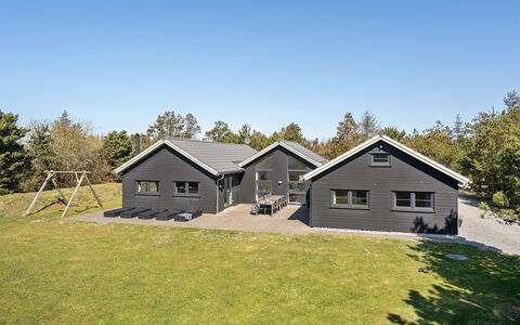 Lova - 600M from the Sea: Huis, Verblijf, Deur, Landgoed, Schaduw, Siding, Hardwood, Garden Gebouwen, Veranda, Ontwerp