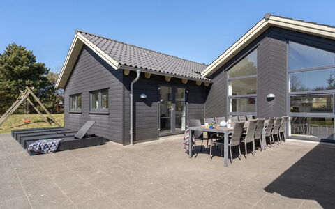 Lova - 600M from the Sea: Huis, Verblijf, Deur, Landgoed, Schaduw, Siding, Hardwood, Garden Gebouwen, Veranda, Ontwerp
