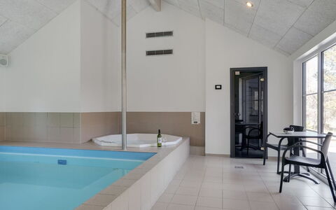 Lova - 600M from the Sea: Huis, Verblijf, Deur, Landgoed, Schaduw, Siding, Hardwood, Garden Gebouwen, Veranda, Ontwerp