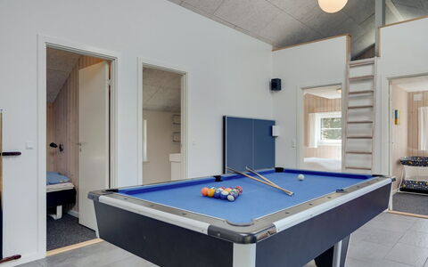 Lova - 600M from the Sea: Huis, Verblijf, Deur, Landgoed, Schaduw, Siding, Hardwood, Garden Gebouwen, Veranda, Ontwerp