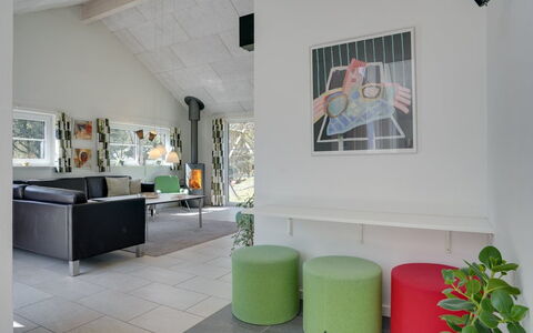 Lova - 600M from the Sea: Huis, Verblijf, Deur, Landgoed, Schaduw, Siding, Hardwood, Garden Gebouwen, Veranda, Ontwerp