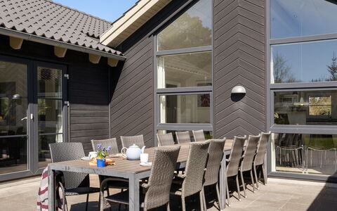 Lova - 600M from the Sea: Huis, Verblijf, Deur, Landgoed, Schaduw, Siding, Hardwood, Garden Gebouwen, Veranda, Ontwerp