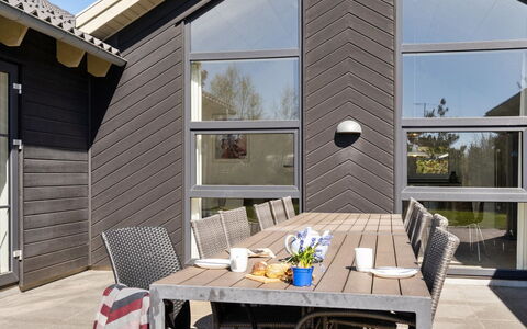 Lova - 600M from the Sea: Huis, Verblijf, Deur, Landgoed, Schaduw, Siding, Hardwood, Garden Gebouwen, Veranda, Ontwerp