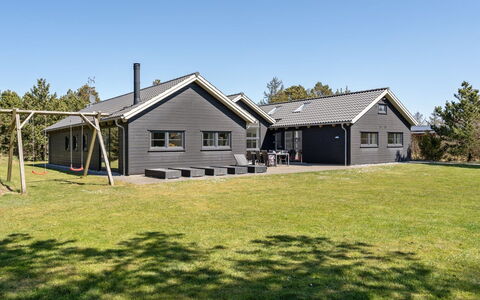Lova - 600M from the Sea: Huis, Verblijf, Deur, Landgoed, Schaduw, Siding, Hardwood, Garden Gebouwen, Veranda, Ontwerp