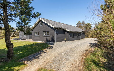 Lova - 600M from the Sea: Huis, Verblijf, Deur, Landgoed, Schaduw, Siding, Hardwood, Garden Gebouwen, Veranda, Ontwerp