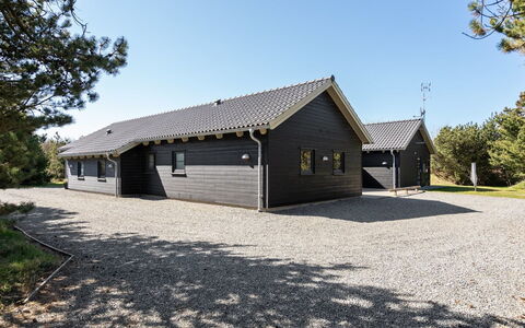 Lova - 600M from the Sea: Huis, Verblijf, Deur, Landgoed, Schaduw, Siding, Hardwood, Garden Gebouwen, Veranda, Ontwerp