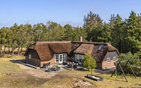 Alwina - 2.5Km from the Sea: Huis, Huis, Deur, Dak, Verblijf, Landgoed, Tuin, Schaduw, Siding, Werf