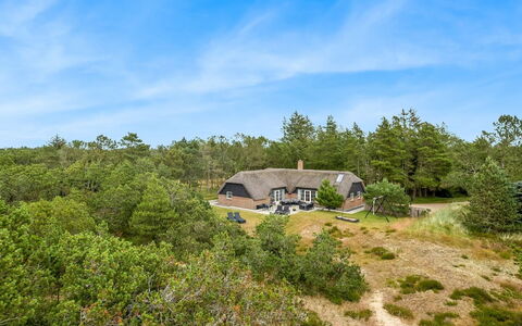 Alwina - 2.5Km from the Sea: Huis, Huis, Deur, Dak, Verblijf, Landgoed, Tuin, Schaduw, Siding, Werf