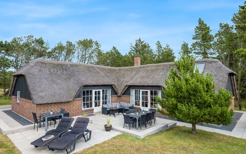 Alwina - 2.5Km from the Sea: Huis, Huis, Deur, Dak, Verblijf, Landgoed, Tuin, Schaduw, Siding, Werf