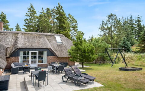 Alwina - 2.5Km from the Sea: Huis, Huis, Deur, Dak, Verblijf, Landgoed, Tuin, Schaduw, Siding, Werf