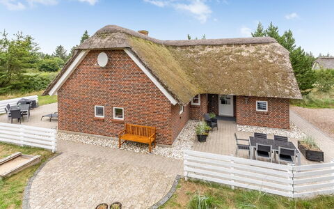 Ronna - 2.2Km from the Sea: Huis, Dak, Huis, Verblijf, Schuur, Garden Gebouwen, Siding, Werf, Blokhut, Hut