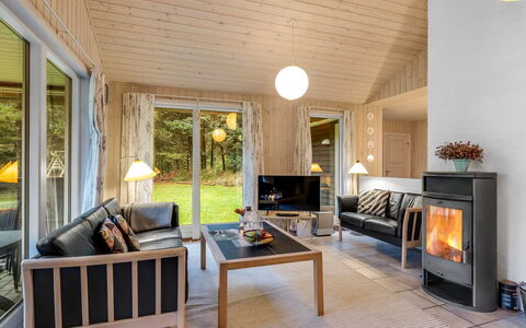 Mart - 1.6Km from the Sea: Interieur Ontwerp, Hout, Flooring, Plafond, Meubilair, Verdieping, Huis, Woonkamer, Kamer, Huis