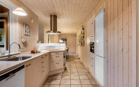 Mart - 1.6Km from the Sea: Keuken, Interieur Ontwerp, Flooring, Countertop, Hout, Verdieping, Plafond, Cabinetry, Meubilair, Lichte Inrichting