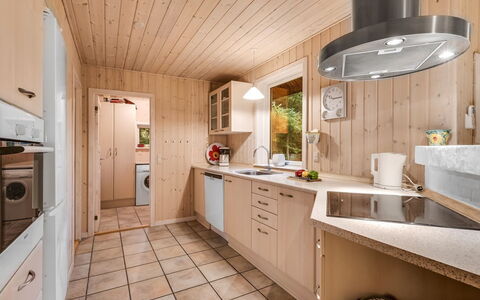 Mart - 1.6Km from the Sea: Keuken, Countertop, Interieur Ontwerp, Flooring, Meubilair, Hout, Cabinetry, Toestel Van De Keuken, Verdieping, Plafond