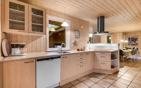 Mart - 1.6Km from the Sea: Keuken, Interieur Ontwerp, Hout, Countertop, Flooring, Plafond, Meubilair, Cabinetry, Verdieping, Lichte Inrichting