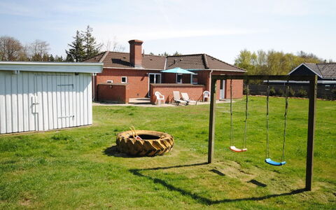 Pernilla - 2Km from the Sea: Gras, Land Lot, Gazon, Tuin, Backyard, Werf, Schaduw, Landscaping, Garden Gebouwen, Park