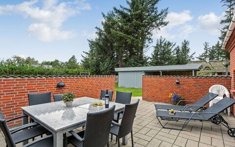 Pernilla - 2Km from the Sea: Meubilair, Buitenmeubels, Struik, Stoel, Buitentafel, Tuin, Steen, Landscaping, Patio, Backyard
