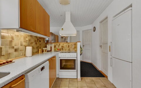 Pernilla - 2Km from the Sea: Flooring, Interieur Ontwerp, Major Appliance, Keuken, Hout, Verdieping, Countertop, Toestel Van De Keuken, Plafond, Cabinetry