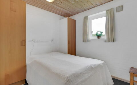 Pernilla - 2Km from the Sea: Muur, Hout, Flooring, Plafond, Verdieping, Slaapkamer, Interieur Ontwerp, Bed, Laken, Kamer