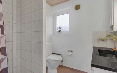 Pernilla - 2Km from the Sea: Flooring, Verdieping, Muur, Loodgieterswerkinrichting, Hout, Wc Bril, Interieur Ontwerp, Toilet, Badkamer, Plafond