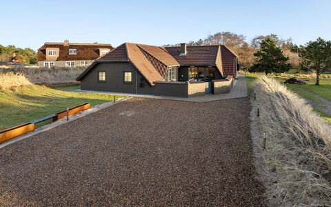 Oskari - 1.3Km from the Sea: Hout, Dak, Architectuur, Huis, Huis, Verblijf, Siding, Hardwood, Helling, Landgoed