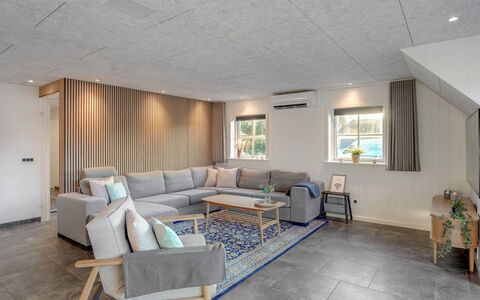Oskari - 1.3Km from the Sea: Hout, Dak, Architectuur, Huis, Huis, Verblijf, Siding, Hardwood, Helling, Landgoed
