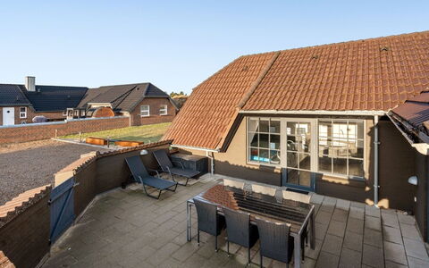 Oskari - 1.3Km from the Sea: Hout, Dak, Architectuur, Huis, Huis, Verblijf, Siding, Hardwood, Helling, Landgoed