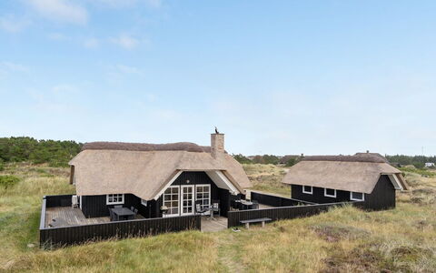 Kajin - 200M from the Sea: Hout, Dak, Architectuur, Huis, Huis, Verblijf, Siding, Hardwood, Helling, Landgoed