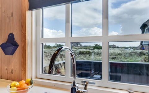 Kajin - 200M from the Sea: Hout, Dak, Architectuur, Huis, Huis, Verblijf, Siding, Hardwood, Helling, Landgoed