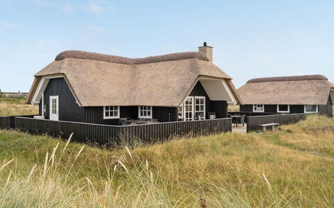 Kajin - 200M from the Sea: Hout, Dak, Architectuur, Huis, Huis, Verblijf, Siding, Hardwood, Helling, Landgoed