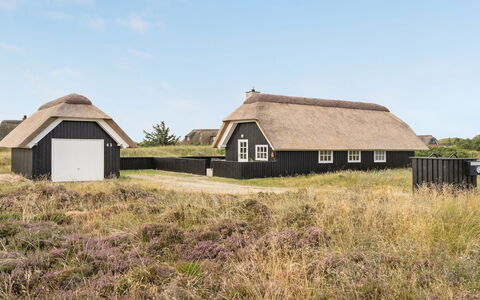Kajin - 200M from the Sea: Hout, Dak, Architectuur, Huis, Huis, Verblijf, Siding, Hardwood, Helling, Landgoed