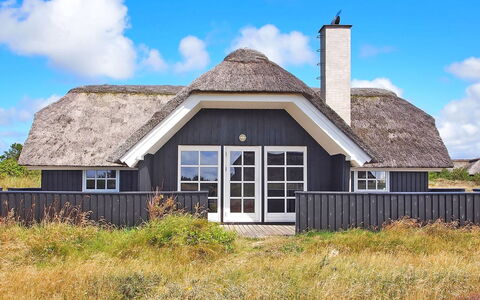 Kajin - 200M from the Sea: Hout, Dak, Architectuur, Huis, Huis, Verblijf, Siding, Hardwood, Helling, Landgoed