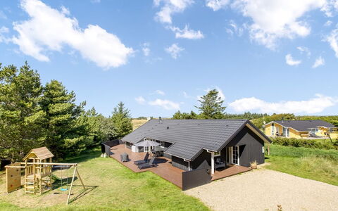 Joseline - 1.8Km from the Sea: Dak, Huis, Huis, Verblijf, Deur, Siding, Dek, Veranda, Plank, Hardwood