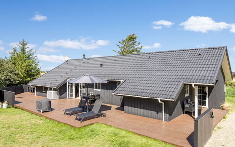 Joseline - 1.8Km from the Sea: Dak, Huis, Huis, Verblijf, Deur, Siding, Dek, Veranda, Plank, Hardwood