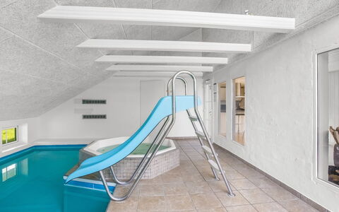 Joseline - 1.8Km from the Sea: Dak, Huis, Huis, Verblijf, Deur, Siding, Dek, Veranda, Plank, Hardwood