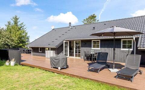 Joseline - 1.8Km from the Sea: Dak, Huis, Huis, Verblijf, Deur, Siding, Dek, Veranda, Plank, Hardwood