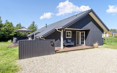 Joseline - 1.8Km from the Sea: Dak, Huis, Huis, Verblijf, Deur, Siding, Dek, Veranda, Plank, Hardwood