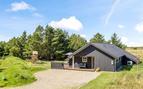 Joseline - 1.8Km from the Sea: Dak, Huis, Huis, Verblijf, Deur, Siding, Dek, Veranda, Plank, Hardwood