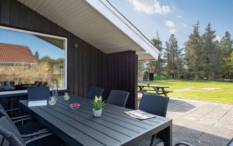 Darina - 1.5Km from the Sea: Hout, Dak, Huis, Huis, Architectuur, Siding, Land Lot, Verblijf, Schuur, Garden Gebouwen
