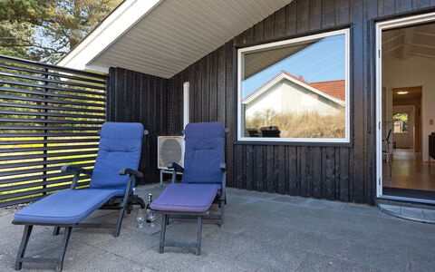 Darina - 1.5Km from the Sea: Hout, Dak, Huis, Huis, Architectuur, Siding, Land Lot, Verblijf, Schuur, Garden Gebouwen
