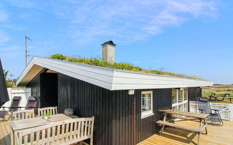 Scarlett - 300M from the Sea: Hout, Dak, Huis, Huis, Verblijf, Hardwood, Plank, Dek, Schaduw, Balkon