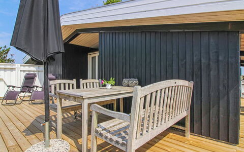 Scarlett - 300M from the Sea: Hout, Houten Vloer, Hardwood, Flooring, Plank, Beits, Verdieping, Dek, Schaduw, Veranda